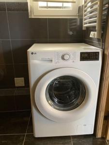 baño con lavadora y ventana en Charming 2-room flat near Paris, en Nogent-sur-Marne