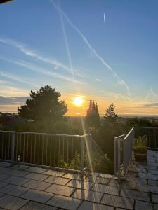 vistas a la puesta de sol desde el balcón de una casa en Villa Vista Pannonia, en Donnerskirchen