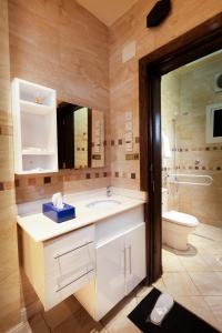 bagno con lavandino e servizi igienici di Hotel Gardens view a Taif