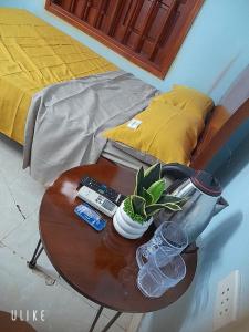 einem Holztisch mit einem Bett und einem Tisch mit einem sidx sidx in der Unterkunft Nguyên căn Homestay 4 phòng ngủ sát biển in Sầm Sơn