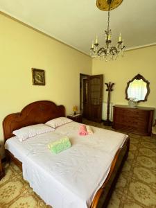 een kind op een bed in een slaapkamer bij Appartamento Marilyn in Levanto