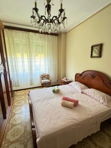 een slaapkamer met een bed met twee handdoeken erop bij Appartamento Marilyn in Levanto