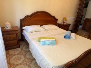 - une chambre avec un lit et 2 serviettes dans l'établissement Appartamento Marilyn, à Levanto