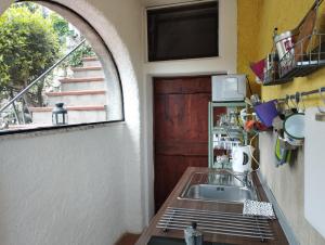 uma cozinha com um lavatório e uma janela em SBILENCA & SBILENCHINA - TOP per MTB - Climbers e Famiglie - giardino - BBQ - nel Finalese em Calice Ligure