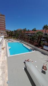 an overhead view of a swimming pool on a building at Appartamento Las Americas aria condizionata wi-fi in Arona +4 photos