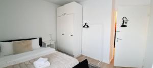 Postel nebo postele na pokoji v ubytování Private room only in apartment at Herttoniemi