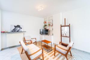 a living room with chairs and a table at Charmante rijwoning in Bruges