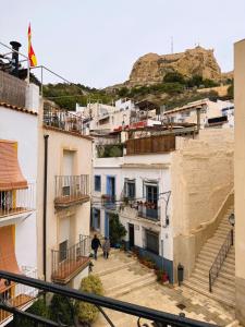 アリカンテにあるPiso en el corazón de Alicanteの建物のある町のバルコニーからの眺め