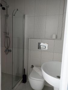 a bathroom with a shower and a toilet and a sink at Aydın Pansiyon in Ortaca