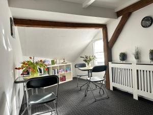 um quarto com cadeiras, uma mesa e uma estante de livros em Landgasthaus Tenne am Schloss Romrod em Romrod