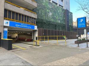 ein Parkplatz vor einem Gebäude in der Unterkunft Prime Central London Apartment - Covent Garden in London