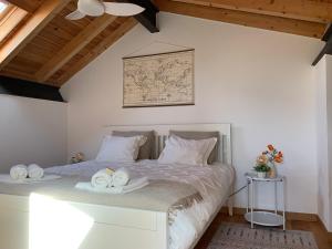 - une chambre avec un lit et des serviettes dans l'établissement Blauw huis oude centrum authentiek Spaans straatje, à La Vila Joiosa