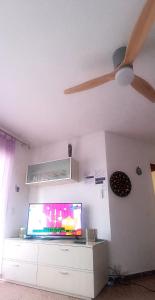 TV a/nebo společenská místnost v ubytování CALAFELL 5 BEACH