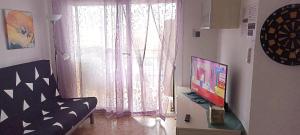 TV a/nebo společenská místnost v ubytování CALAFELL 5 BEACH