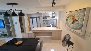 ein Wohnzimmer mit einer Küche und einem Esszimmer in der Unterkunft Casa Nayah in Cebu City