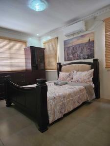 Casa Nayah في مدينة سيبو: غرفة نوم بسرير كبير في غرفة