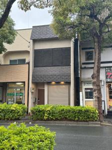 dom po stronie ulicy w obiekcie 東京近隣 蔵元荘 駅近 交通便利 w mieście Matsudo