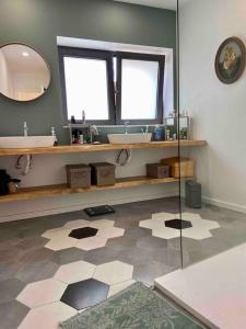 ein Badezimmer mit 2 Waschbecken und einem Spiegel in der Unterkunft Quinta do Arte in São Torcato