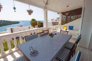 - une table sur un balcon avec vue sur l'océan dans l'établissement 4 Yatak Odalı Şık Villa, à Milas