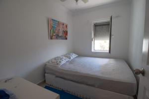 - une petite chambre avec un lit et une fenêtre dans l'établissement 4 Yatak Odalı Şık Villa, à Milas