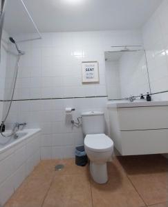 La salle de bains est pourvue de toilettes, d'un lavabo et d'une baignoire. dans l'établissement Apartamento Stefi, à Arrecife