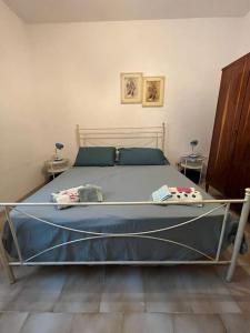 - une chambre avec un lit avec des draps bleus et 2 tables dans l'établissement Kalù-villetta nel Salento, à Maruggio