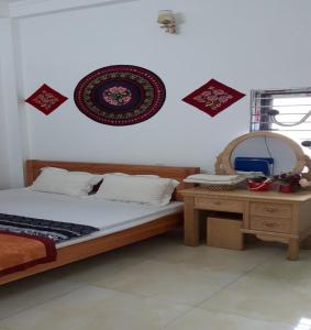 um quarto com uma cama e um espelho na parede em Yen Minh Thien An Motel em Yên Minh