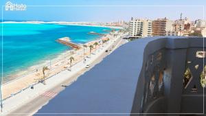 - une vue sur la plage et l'océan depuis un bâtiment dans l'établissement Halla Matrouh Sea View, à Marsa Matruh