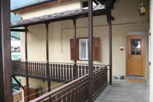 balkon domu z drewnianą werandą w obiekcie Casa Basilio w mieście Predazzo