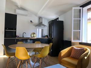 a kitchen and dining room with a table and chairs at studio Cassis Rastit in Cassis
