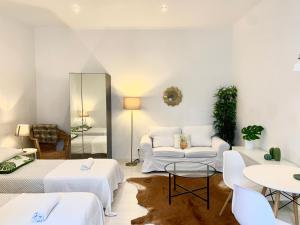 - un salon avec deux lits et un canapé dans l'établissement Alcântara Studio 15, à Lisbonne