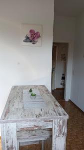 a wooden table with a flower on top of it at Stellas Monteurwohnungen in Crimmitschau
