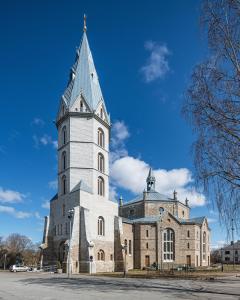 eine Kirche mit einem Turm mit einem Kreuz darauf in der Unterkunft BELLEVUE in Narva
