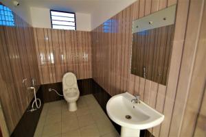 łazienka z toaletą i umywalką w obiekcie golden residency Mysore w mieście Mysuru