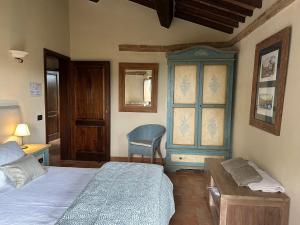 een slaapkamer met 2 bedden, een stoel en een raam bij Villa Montebella in Nottola