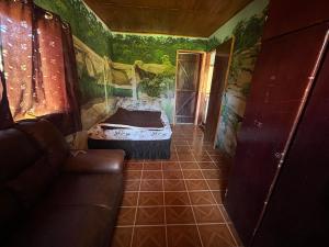 - une petite chambre avec un lit dans l'établissement Sitio da Mata, à São Thomé das Letras