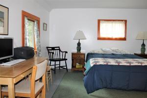 Postel nebo postele na pokoji v ubytování Oceanside D-B Family Cottages