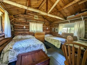 Katil atau katil-katil dalam bilik di Tiny Log Cabin by the sea