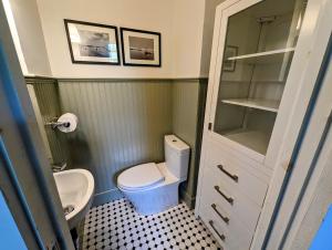 La petite salle de bains est pourvue de toilettes et d'un lavabo. dans l'établissement Ocean Breezes Fire Pit, à Ellsworth