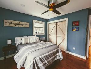 sypialnia z łóżkiem i wentylatorem sufitowym w obiekcie Bar Harbor Hikers Dream w mieście Bar Harbor