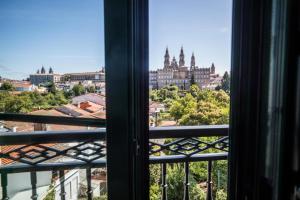 een raam met uitzicht op de stad bij Hotel Pombal Rooms in Santiago de Compostela