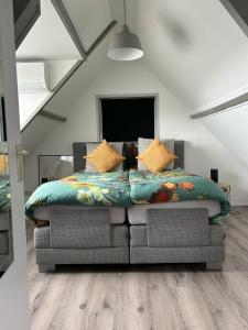 um quarto com uma cama num quarto em Guesthouse Katwijk aan Zee em Katwijk aan Zee