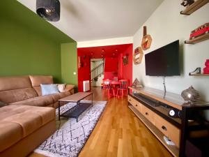 a living room with a couch and a flat screen tv at Dúplex en el corazón de Haro in Haro