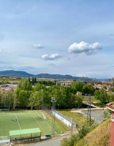 a tennis court with a tennis court at Dúplex en el corazón de Haro in Haro
