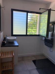 bagno con lavandino e doccia in vetro di Maison de vacances le Bosquet a Céret
