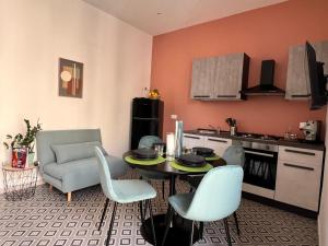 eine Küche mit einem Tisch und Stühlen im Zimmer in der Unterkunft M'AMA apartment 1 in Ficarazzi