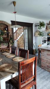 - une salle à manger avec une table et des chaises en bois dans l'établissement Siedlisko Barnabówka, à Wydminy