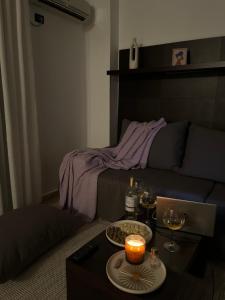 een woonkamer met een bank en een tafel met een kaars bij Florida Apartment Golem in Golem