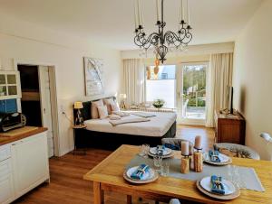 ein Wohnzimmer mit einem Bett und einem Esstisch in der Unterkunft Haus Grünewald Unsleben in Unsleben