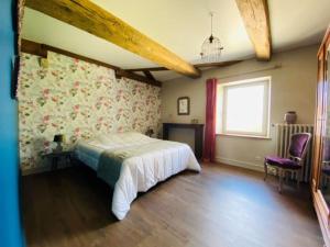 1 dormitorio con cama y ventana en Crisoline, en Longwy-sur-le-Doubs